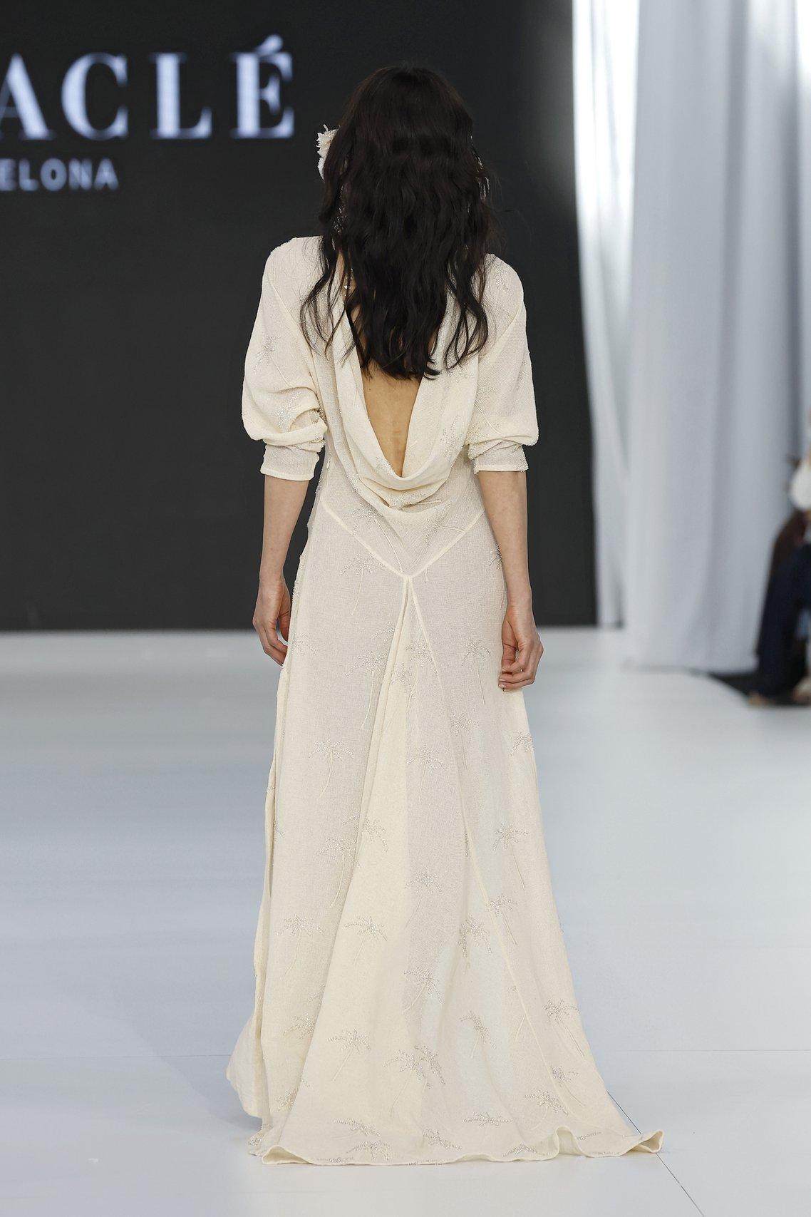 abito da sposa boho chic color avorio con schiena scoperta e maniche a tre quarti