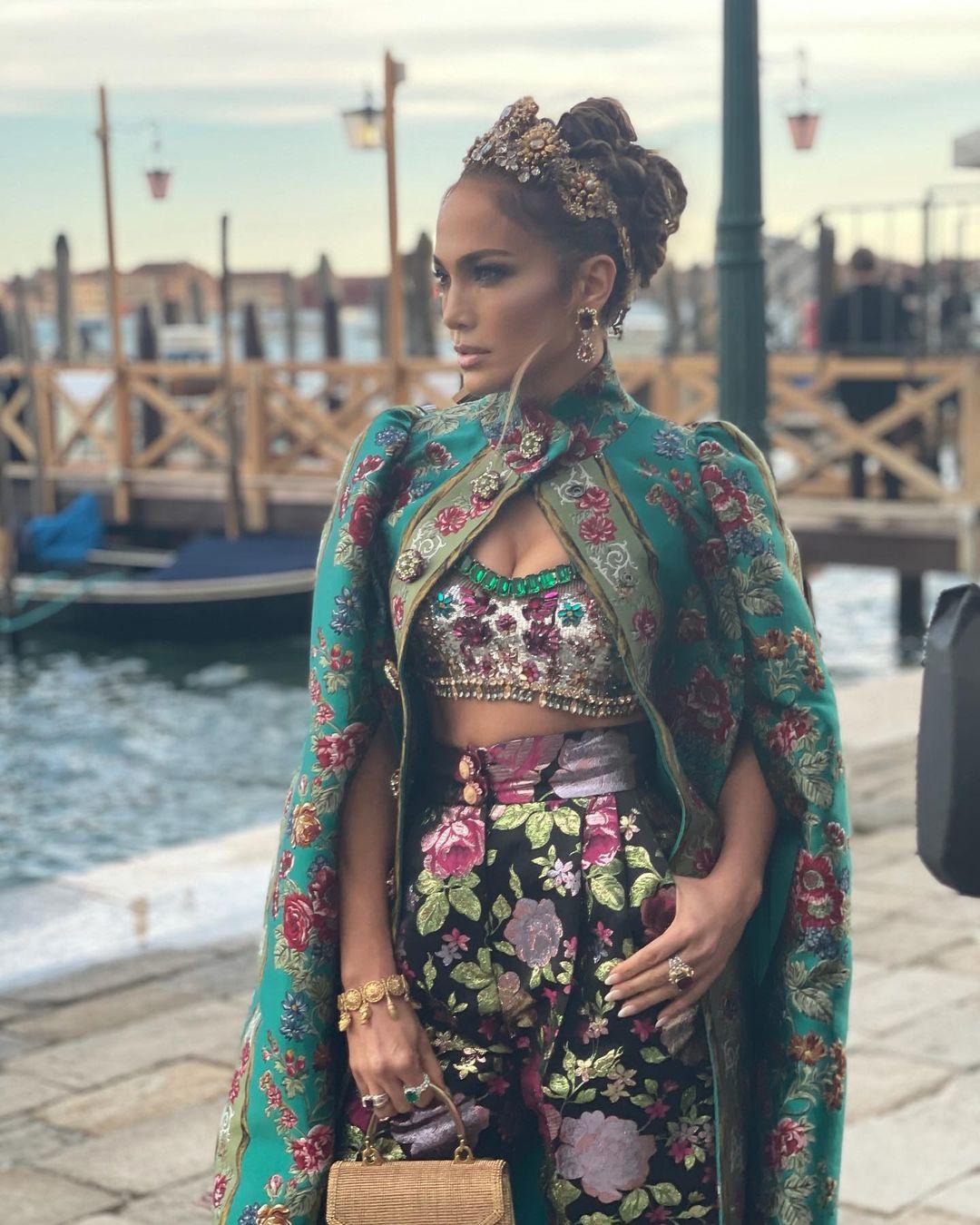 Jennifer Lopez in abito top e pantalone multicolore
