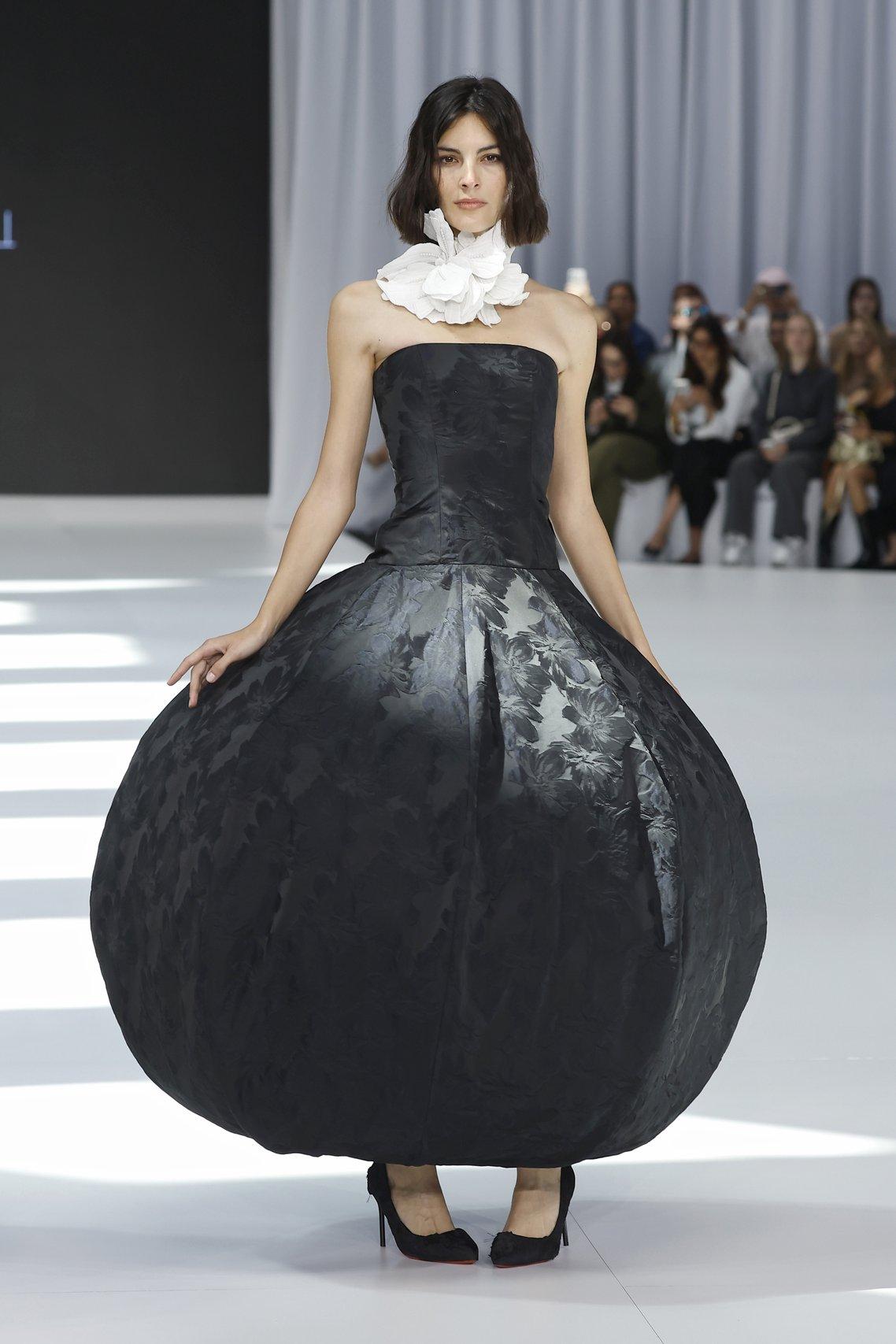 abito da sposa nero con gonna balloon