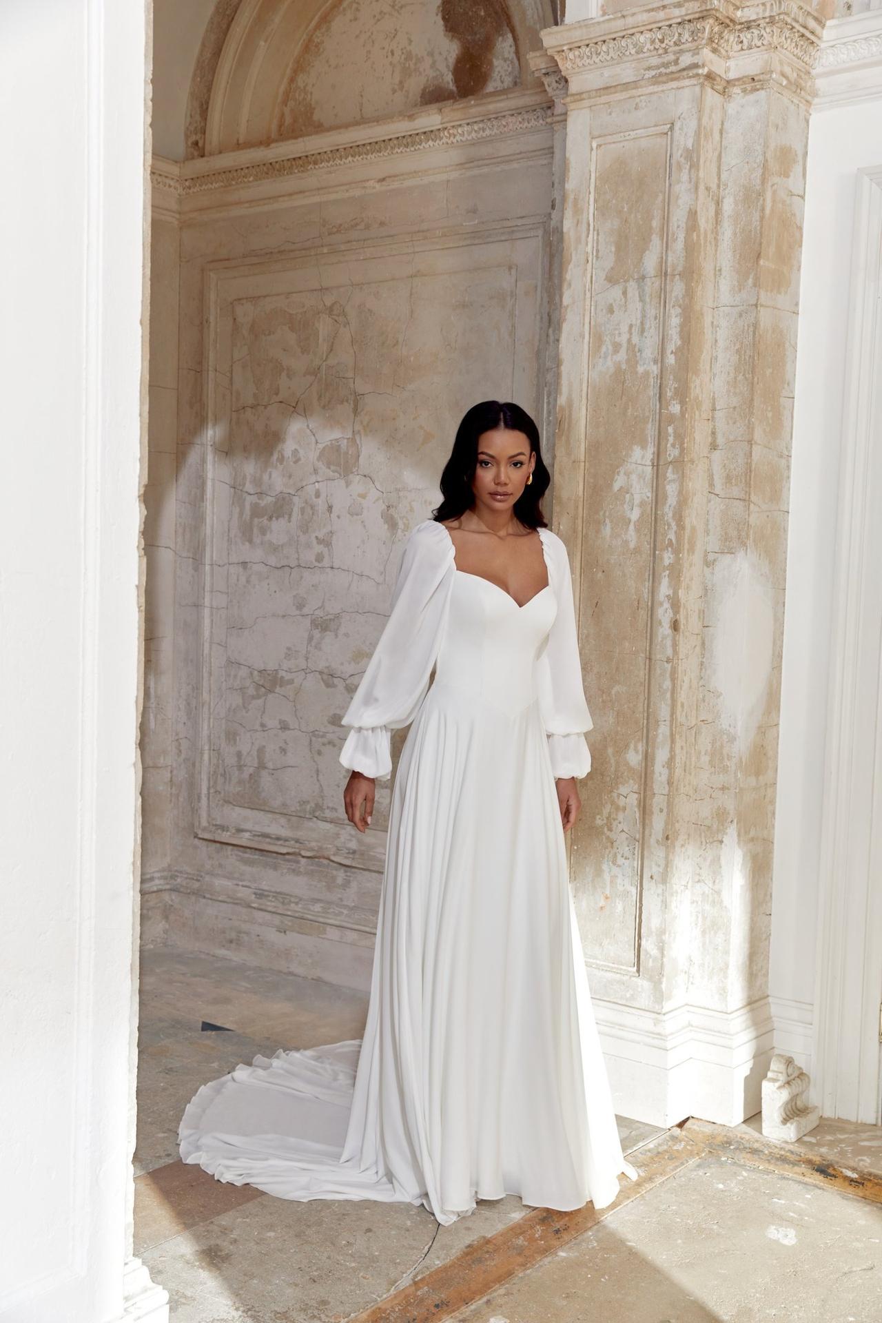 abito da sposa premaman  con gonna scivolata e scollo a cuore