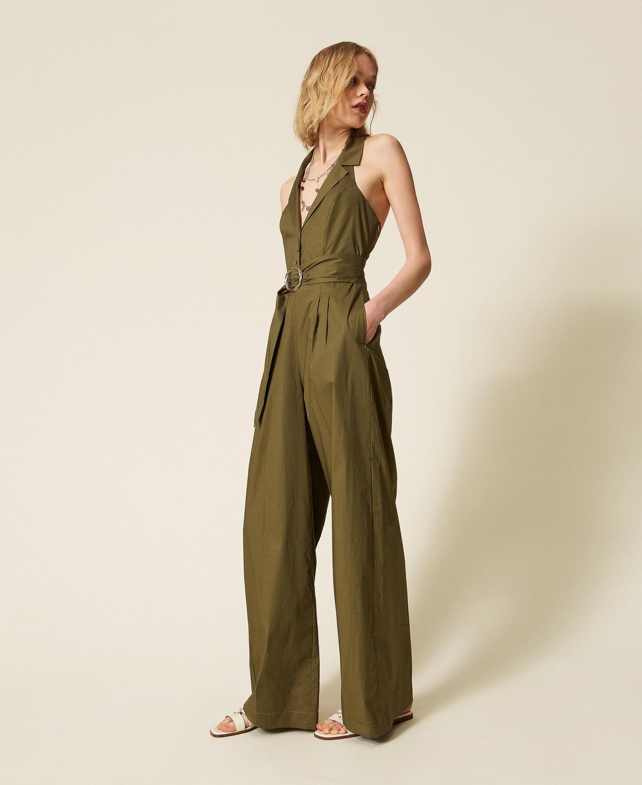 tuta elegante da cerimonia verde con pantalone a palazzo e top smanicato con scollo all'americana, con cintura