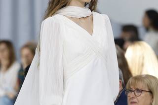 abito da sposa boho chic con gonna scivolata, scollo a V, maniche lunghe a palloncino e scialle sul collo