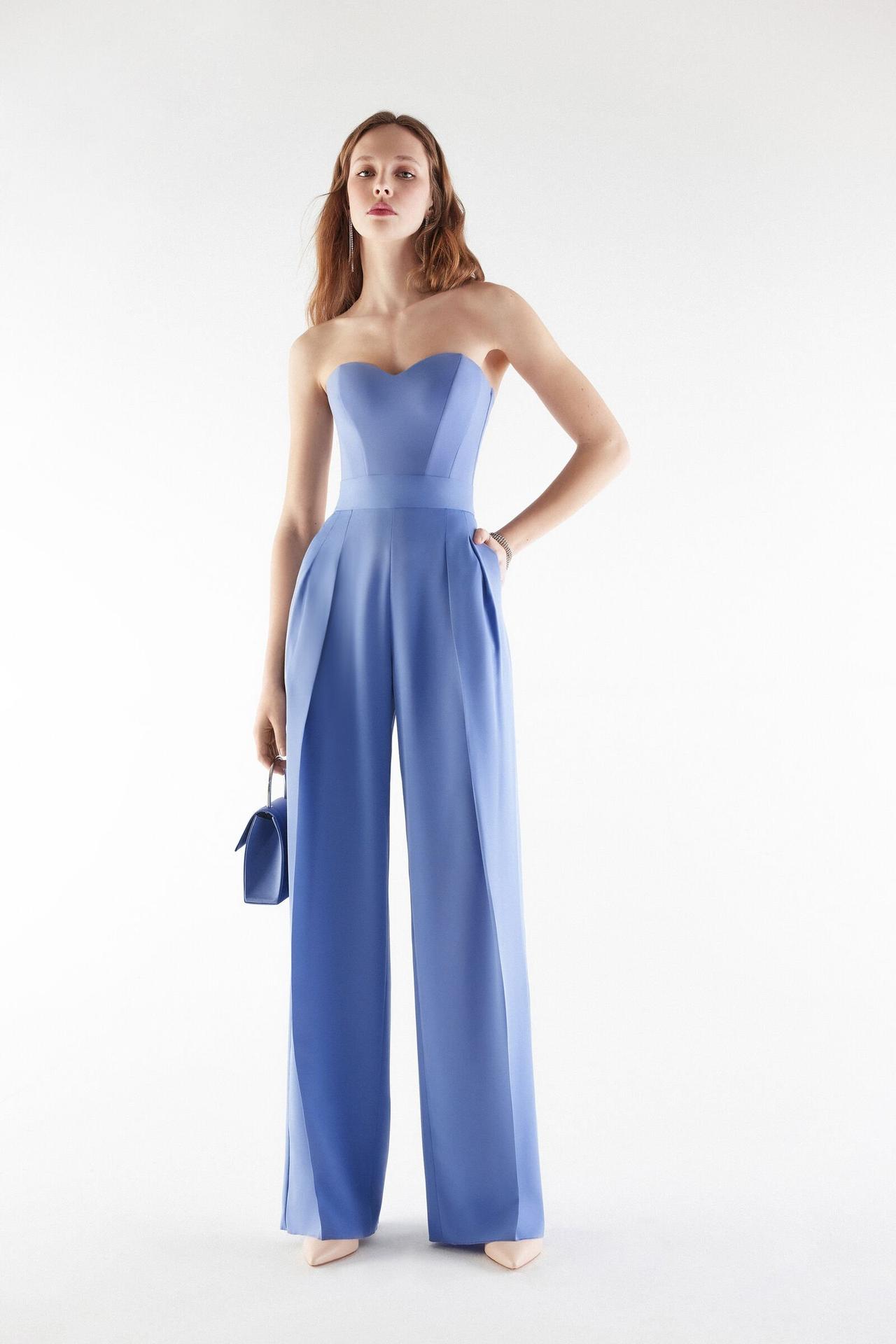 abito da cerimonia blu chiaro celeste versione jumpsuit con bustier e pantalone a palazzo