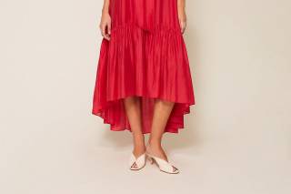 abito elegante da cerimonia lungo, con balze e collo all'americana con fiori 3D