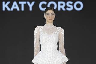 abito da sposa invernale in pizzo con bustier sui fianchi