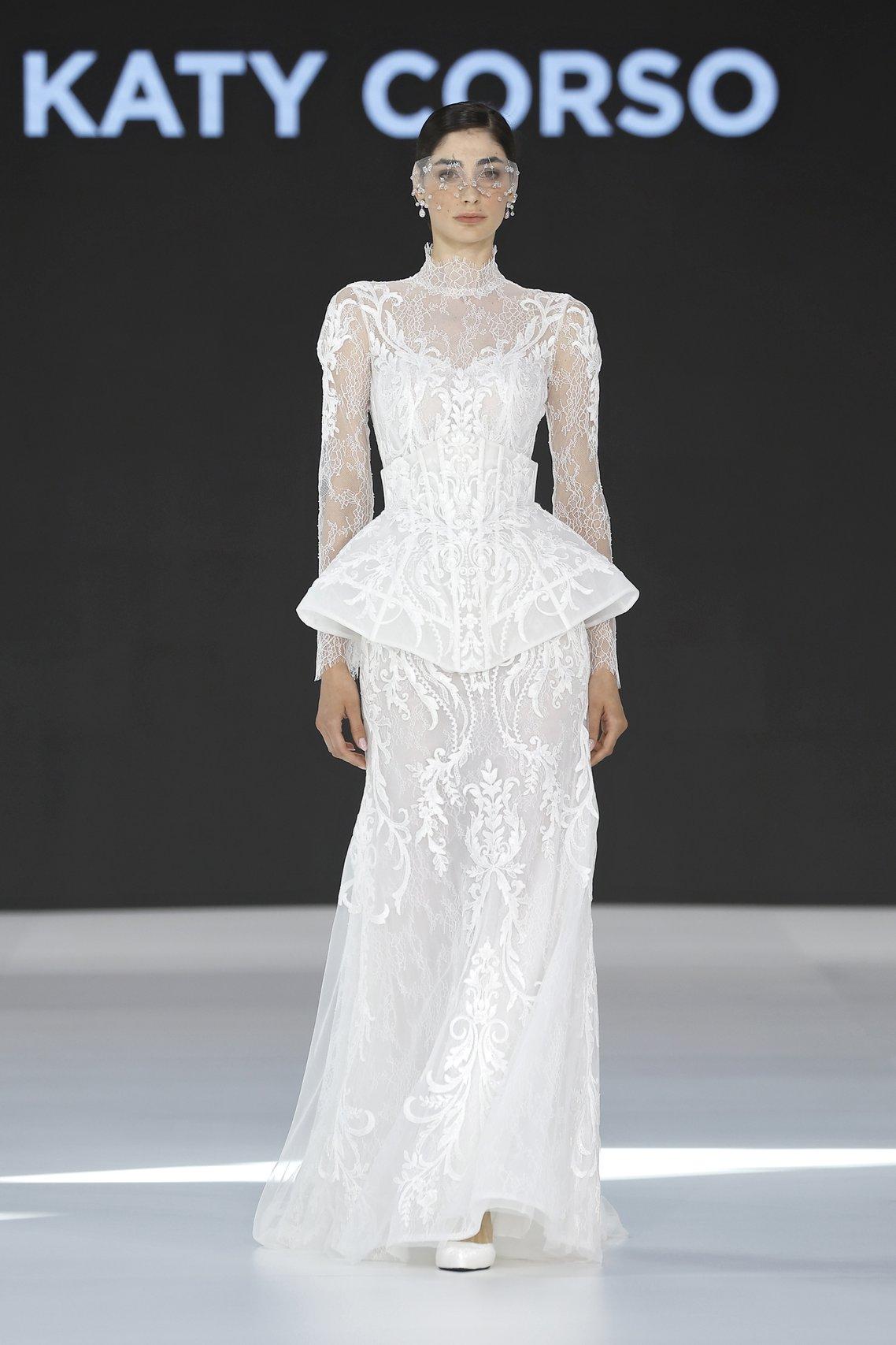 abito da sposa invernale in pizzo con bustier sui fianchi