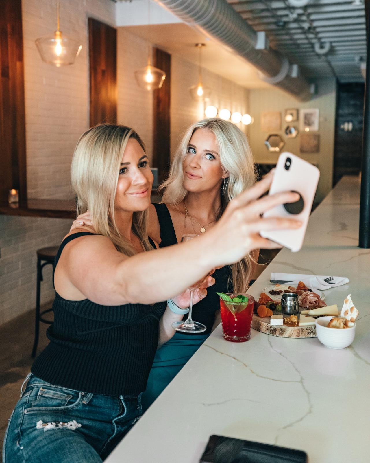 due ragazze che si fanno un selfie