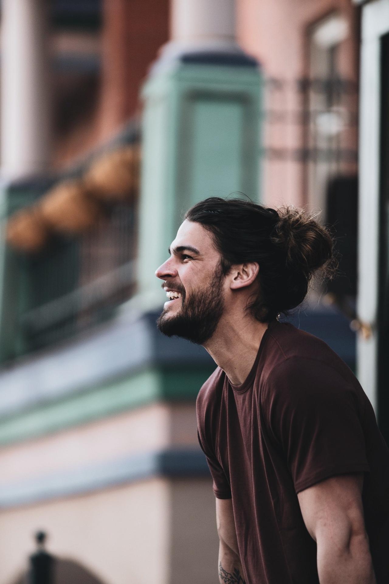 ragazzo di 30 anni che ride