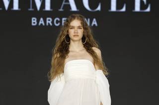 abito da sposa boho chic in chiffon, gonna morbida, scollo dritto con maniche a sbuffo
