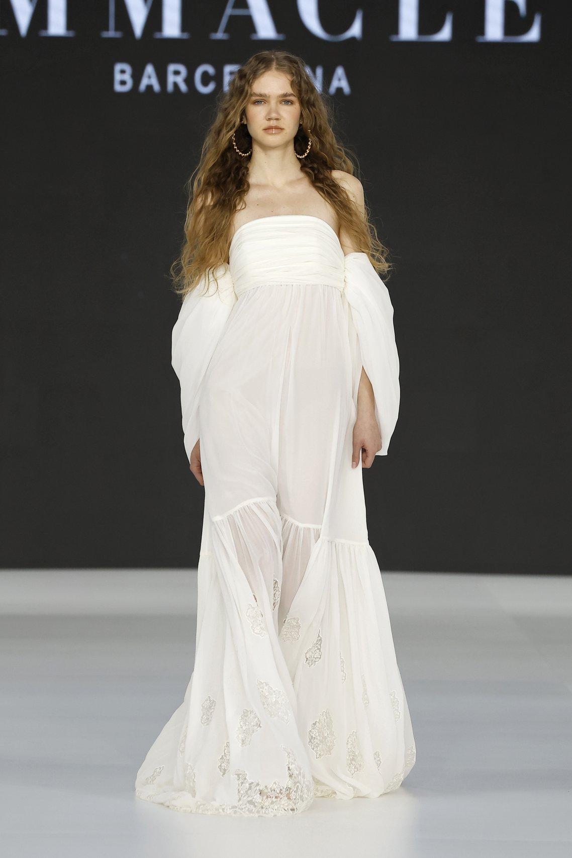abito da sposa boho chic in chiffon, gonna morbida, scollo dritto con maniche a sbuffo