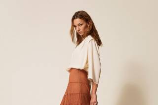 abito elegante da cerimonia con gonna lunga in tulle e blusa crema