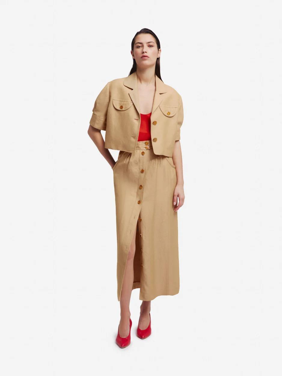 tailleur matrimonio  invitata  beige con gonna lunga con spacco e giacca corta a maniche corte