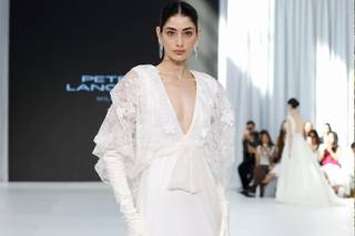 abito da sposa invernale con gonna scivolata e top morbido con maniche lunghe ampie e guanti, scollo a V