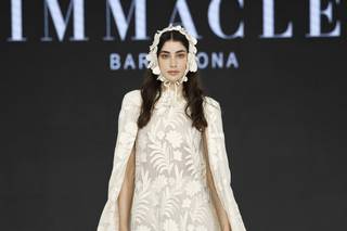 abito da sposa boho chic corto in pizzo con mantella, in color avorio