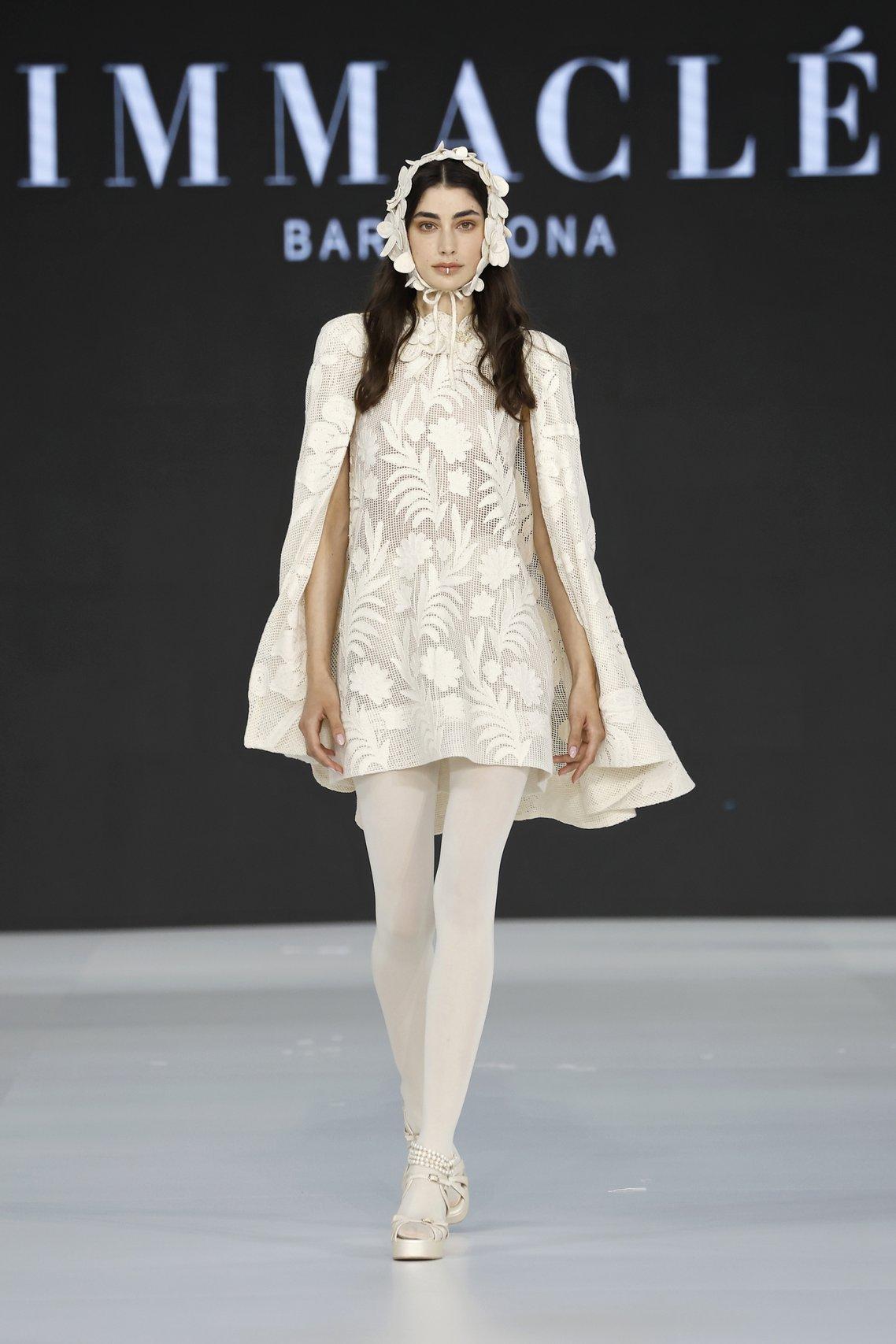 abito da sposa boho chic corto in pizzo con mantella, in color avorio