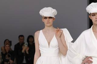 jumpsuit da sposa con pantalone a palazzo e top con scollo a V