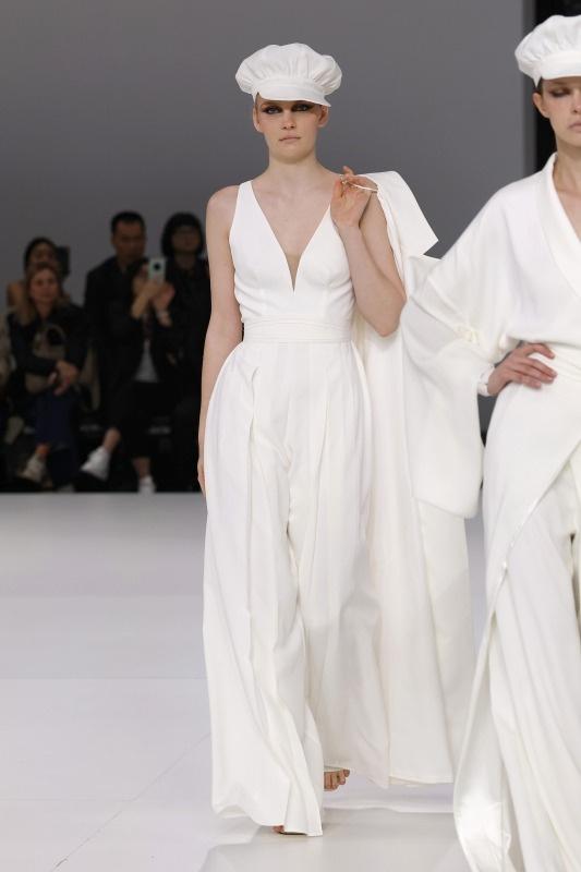 jumpsuit da sposa con pantalone a palazzo e top con scollo a V