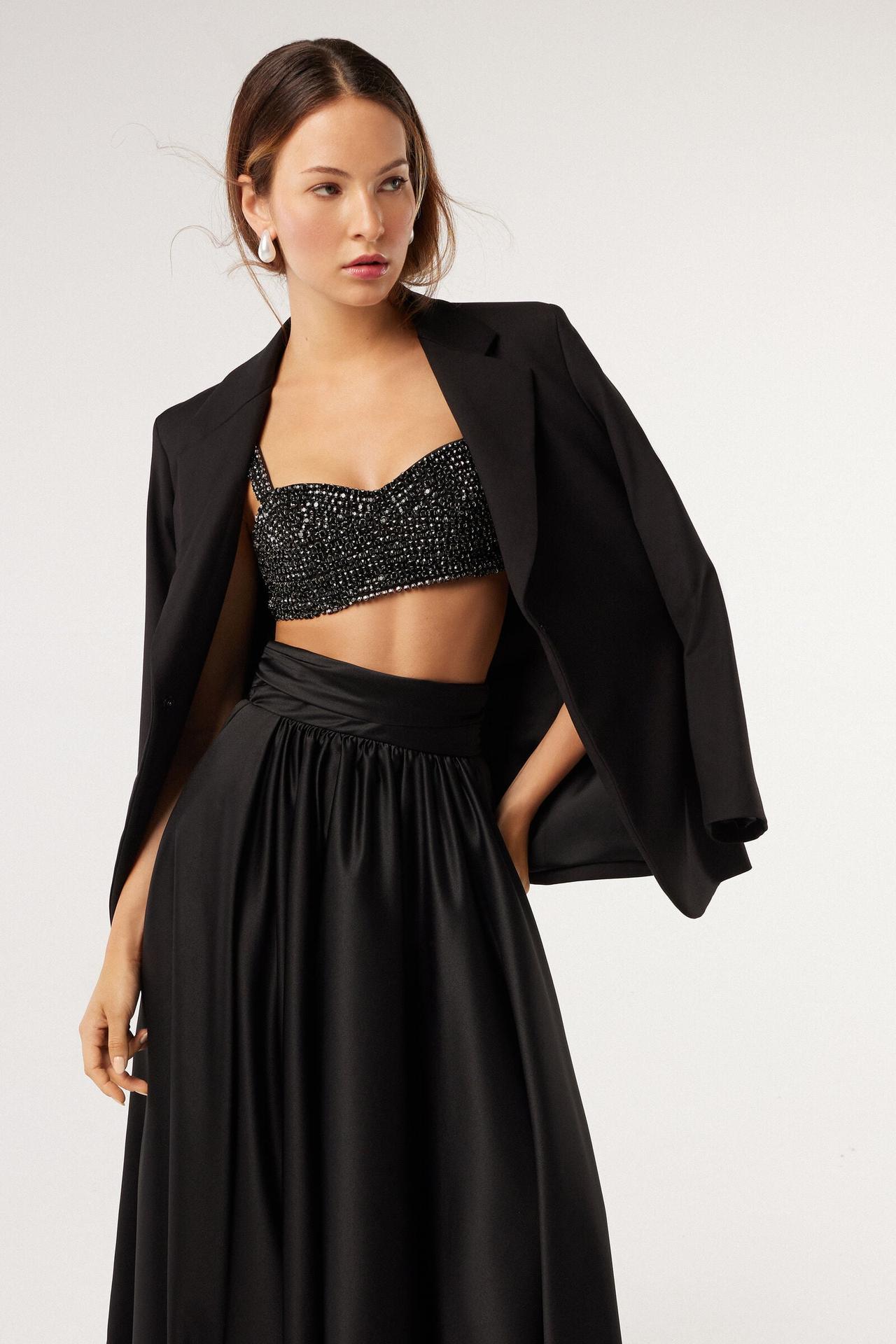 abito nero matrimonio a due pezzi con crop top e giacca