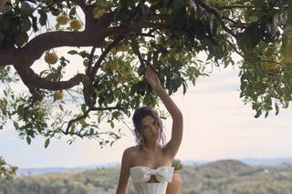 abito da sposa corto con gonna gonfia e corsetto con fiocco