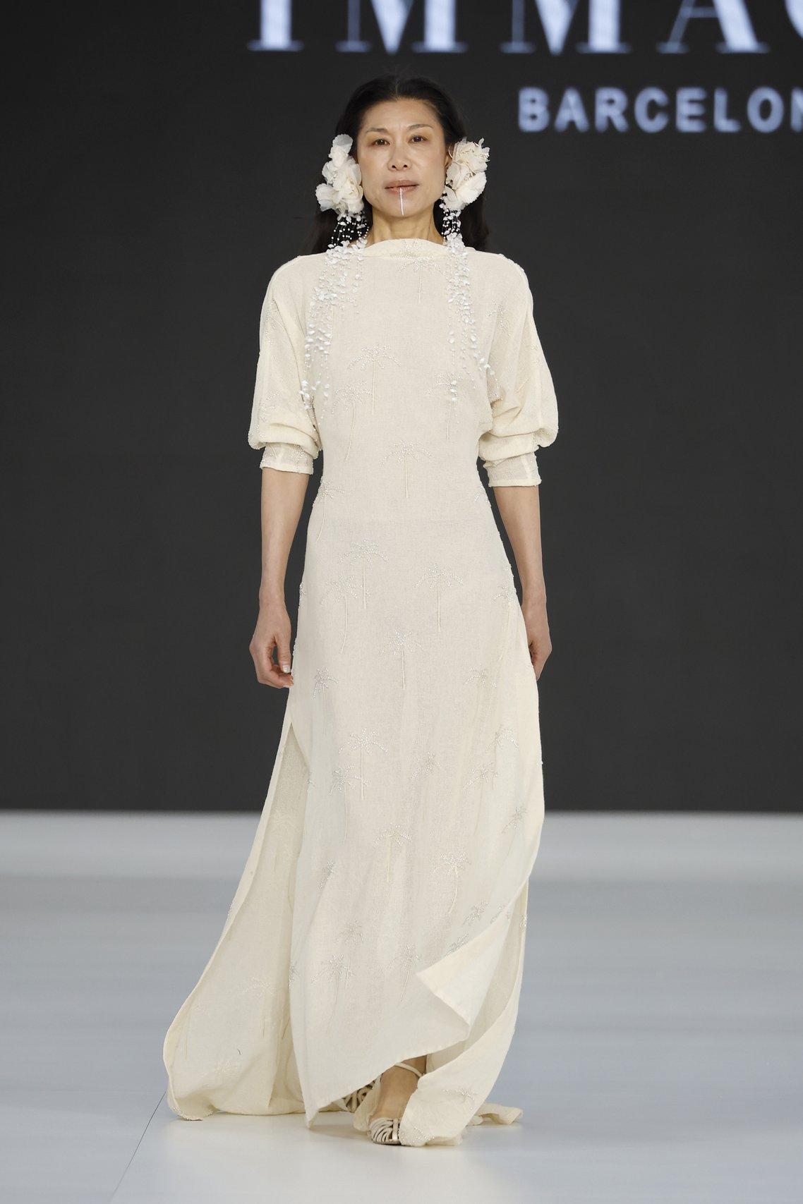 abito da sposa boho chic color avorio con gonna scivolata e maniche a palloncino