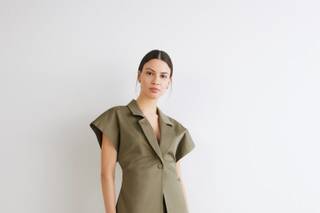 tailleur elegante da cerimonia con giacca a maniche corte color cachi