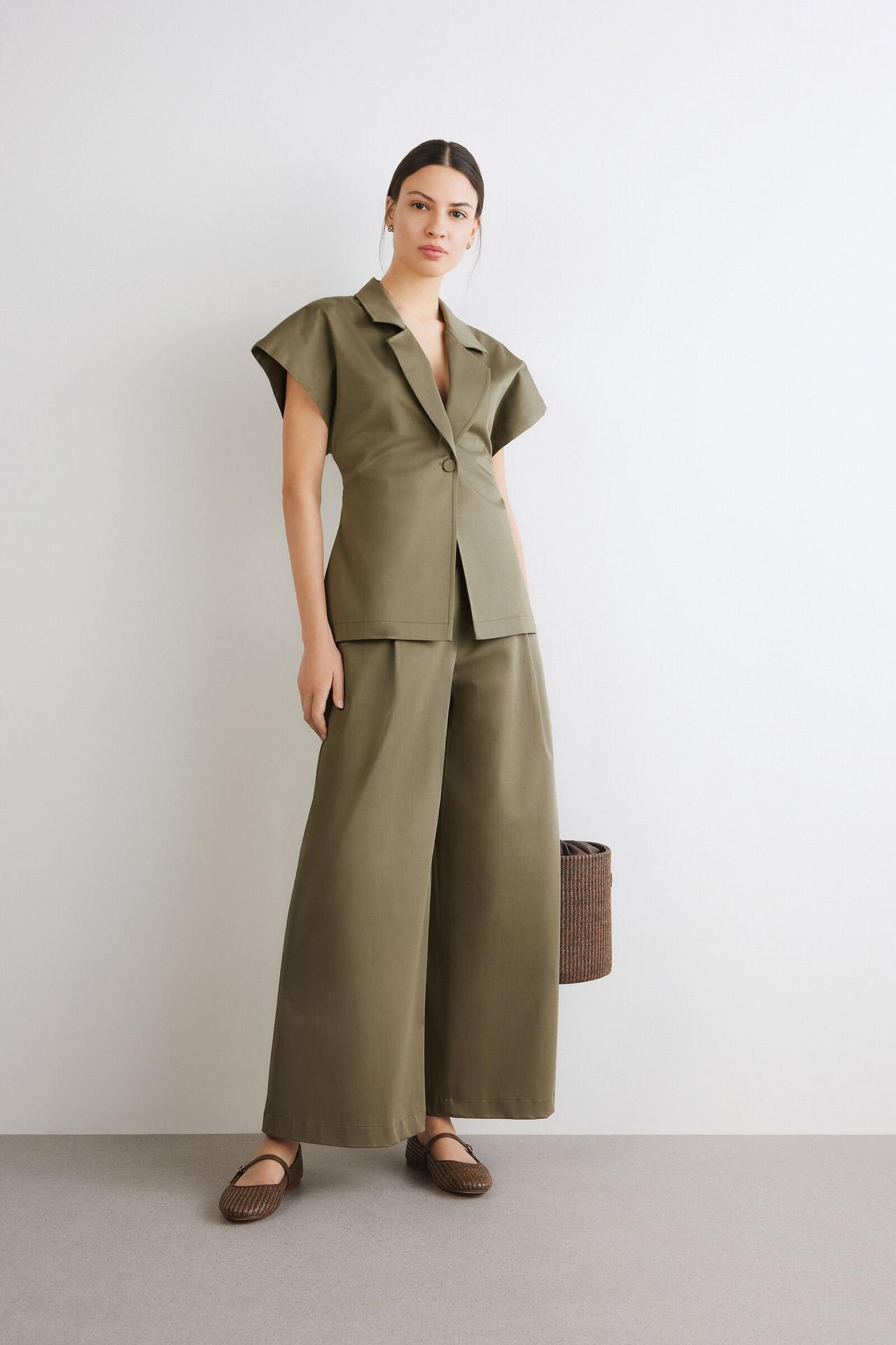 tailleur elegante da cerimonia con giacca a maniche corte color cachi