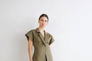 tailleur matrimonio invitata verde acido, con giacca a maniche corte e pantalone a campana