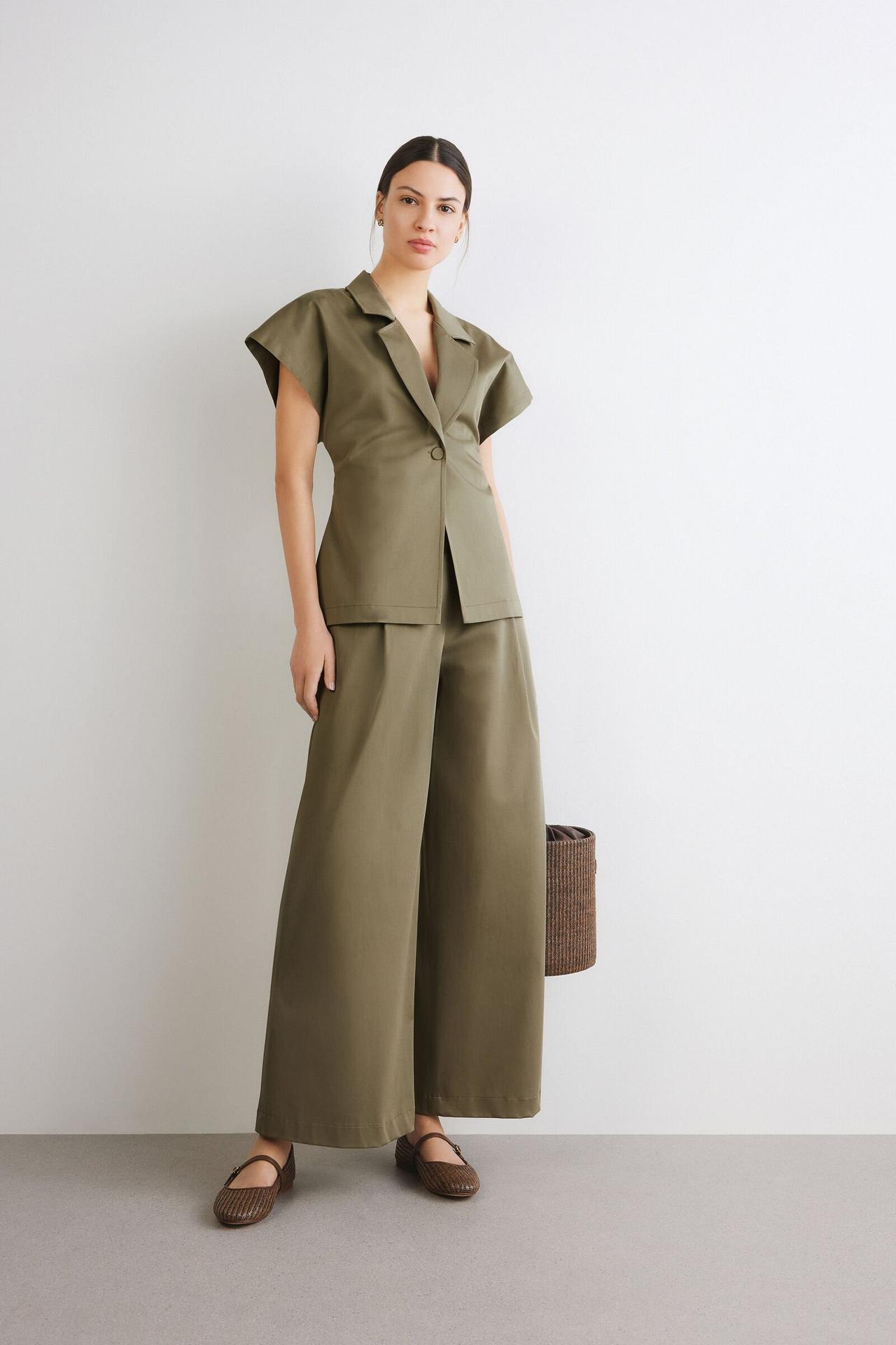 tailleur matrimonio invitata verde acido, con giacca a maniche corte e pantalone a campana