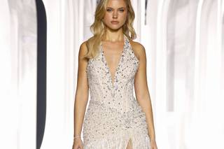 abito da sposa corto con piume e pietre, scollo a V