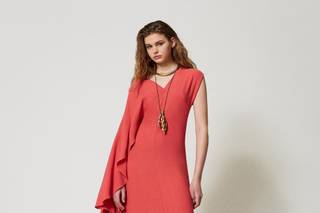 abito mamma sposa lungo rosso corallo con maniche asimmetriche e strascico