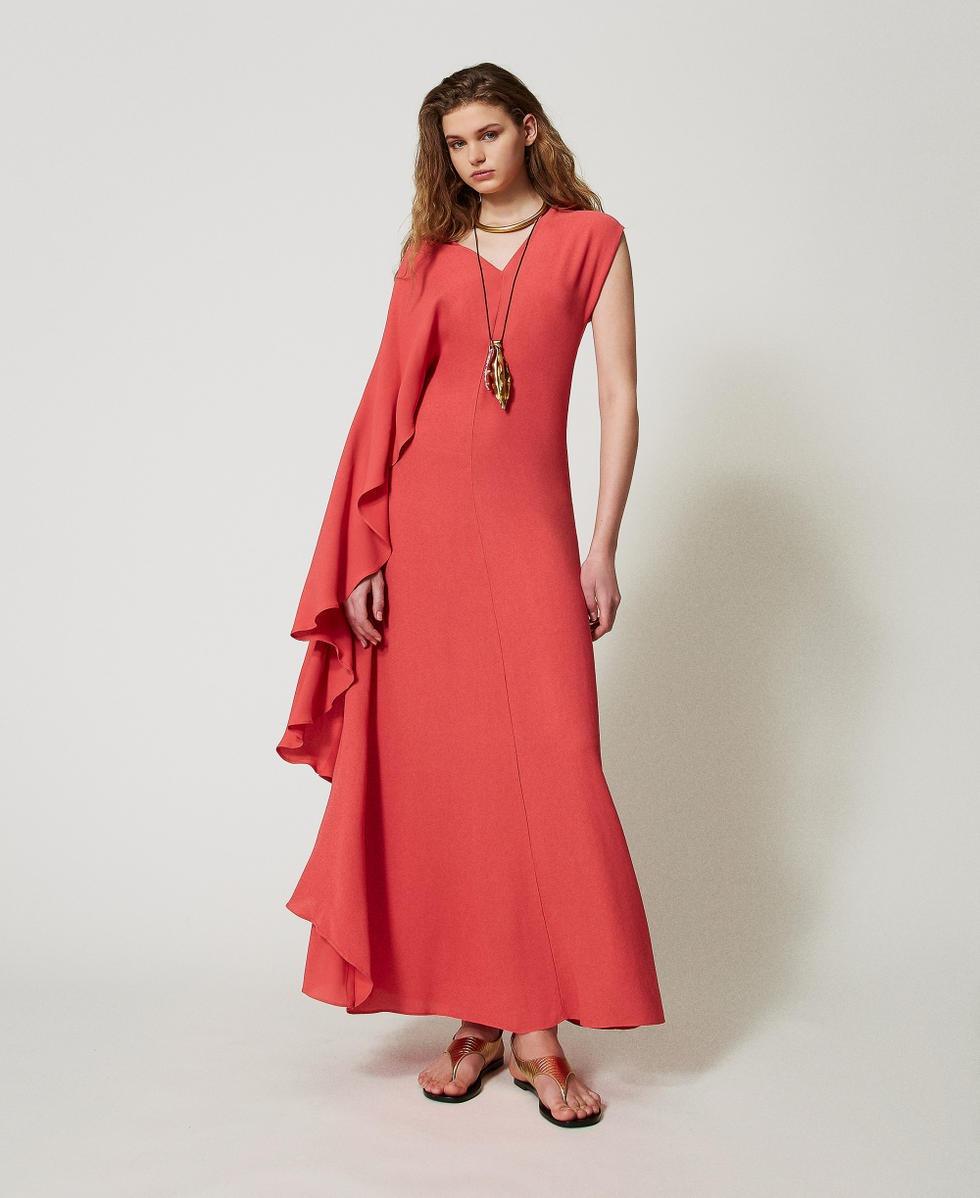 abito mamma sposa lungo rosso corallo con maniche asimmetriche e strascico