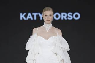 abito da sposa boho chic a sirena, con scollo a cuore e manche a balze che cadono fino a terra