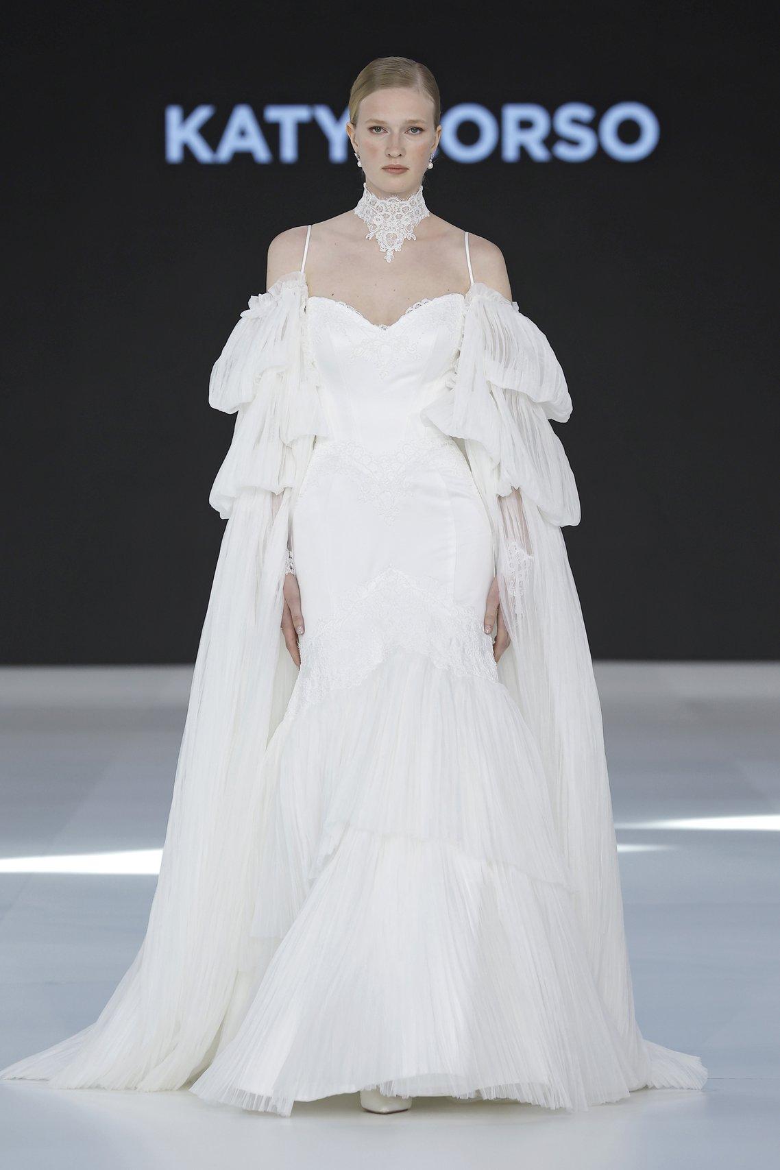 abito da sposa boho chic a sirena, con scollo a cuore e manche a balze che cadono fino a terra