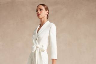 jumsuit da sposa con pantalone a palazzo e top con chiusura a giacca con cintura e revers