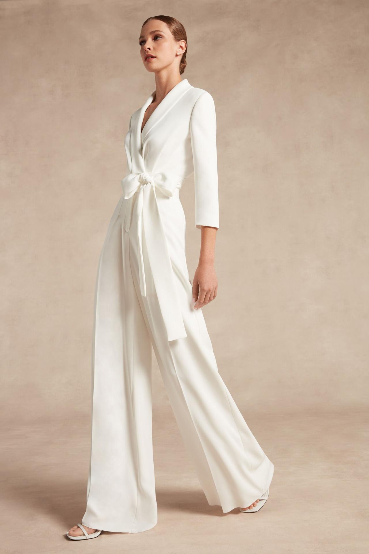 jumsuit da sposa con pantalone a palazzo e top con chiusura a giacca con cintura e revers