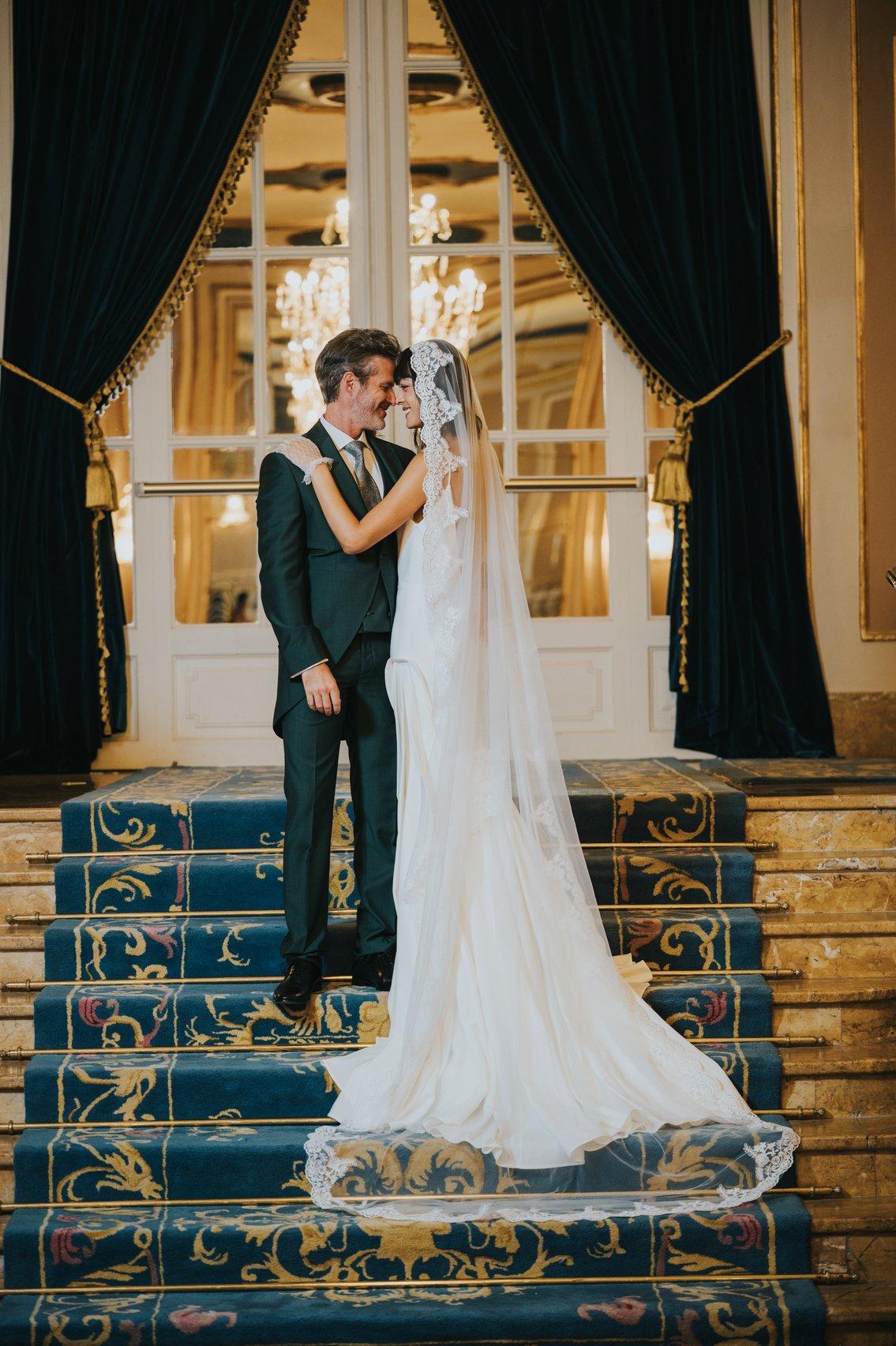  tendenze matrimonio 2027 sposi all'inresso di una location storica
