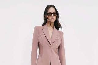 tailleur matrimonio invitata rosa, con blazer a bustier e pantalone a palazzo