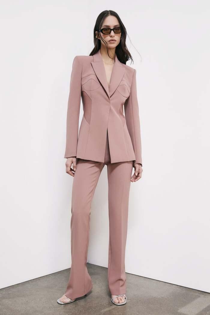 tailleur matrimonio invitata rosa, con blazer a bustier e pantalone a palazzo