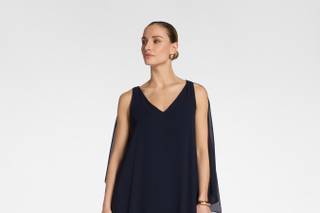 abito mamma della sposa midi asimmetrico, nero con scollo a V e maniche a mantella