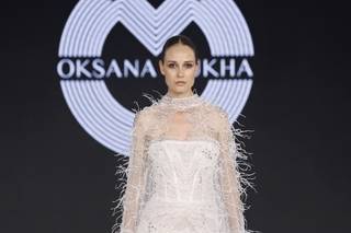 abito da sposa stile impero con piume