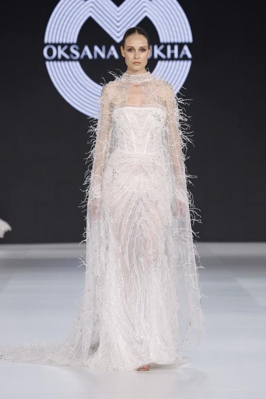 abito da sposa stile impero con piume