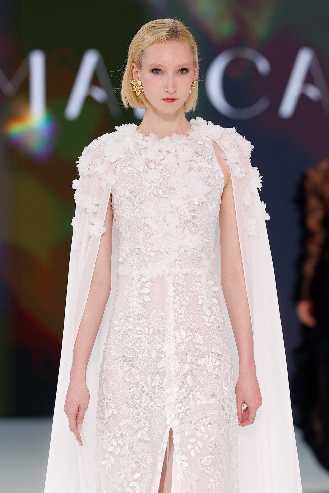 sposa con mantella con applicazioni floreali- accessori per la sposa