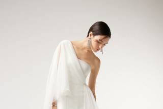 jumsuit da sposa con pantalone dritto e top con scollo asimmetrico e