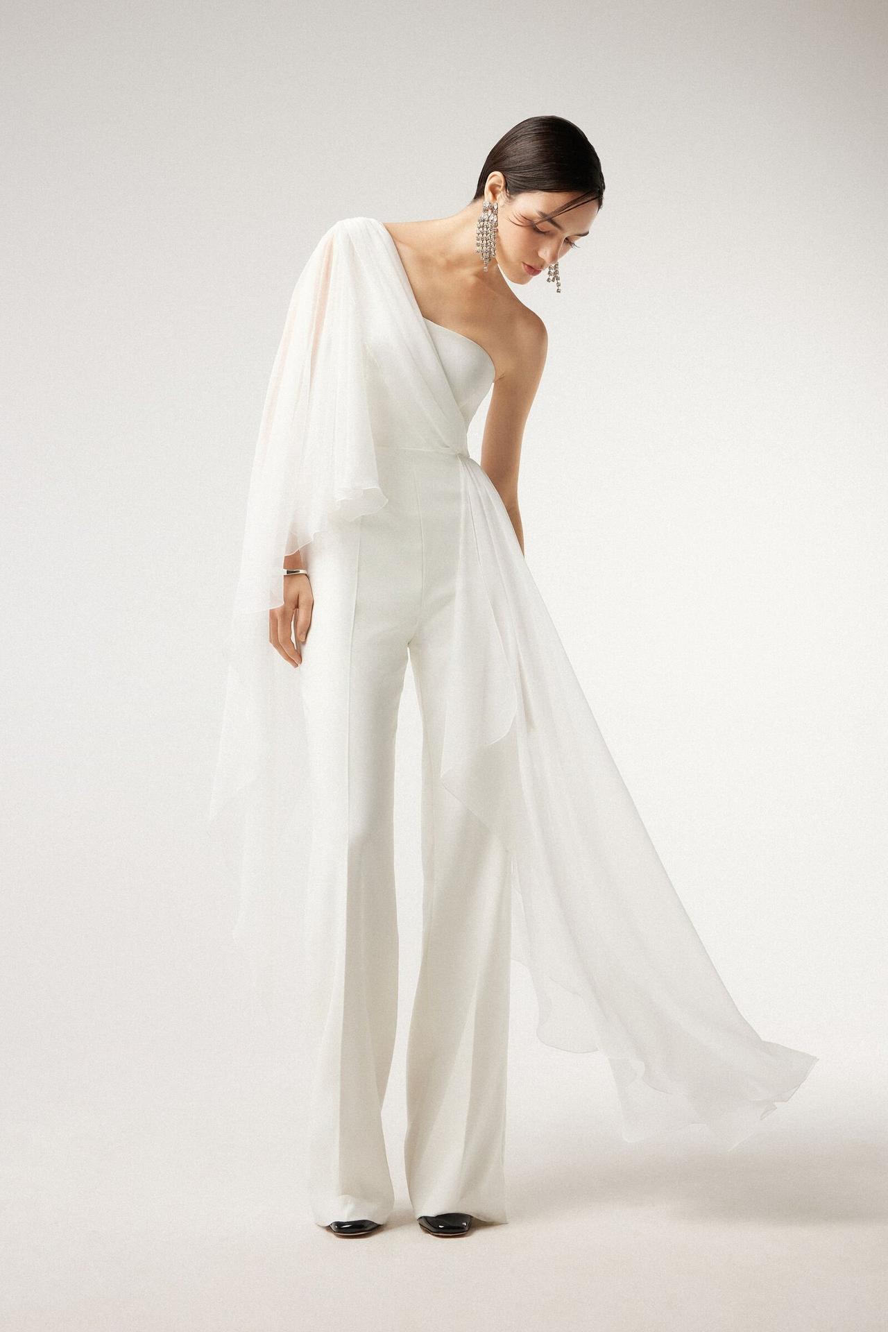 jumsuit da sposa con pantalone dritto e top con scollo asimmetrico e