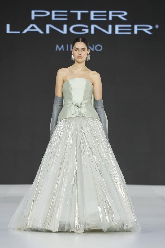 abito da sposa colorato in verde chiaro e grigio con gonna ampia corpetto con scollo dritto e guanti lunghi
