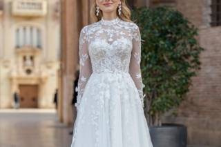 abito da sposa con collo alto taglio A line e scollo a illusione