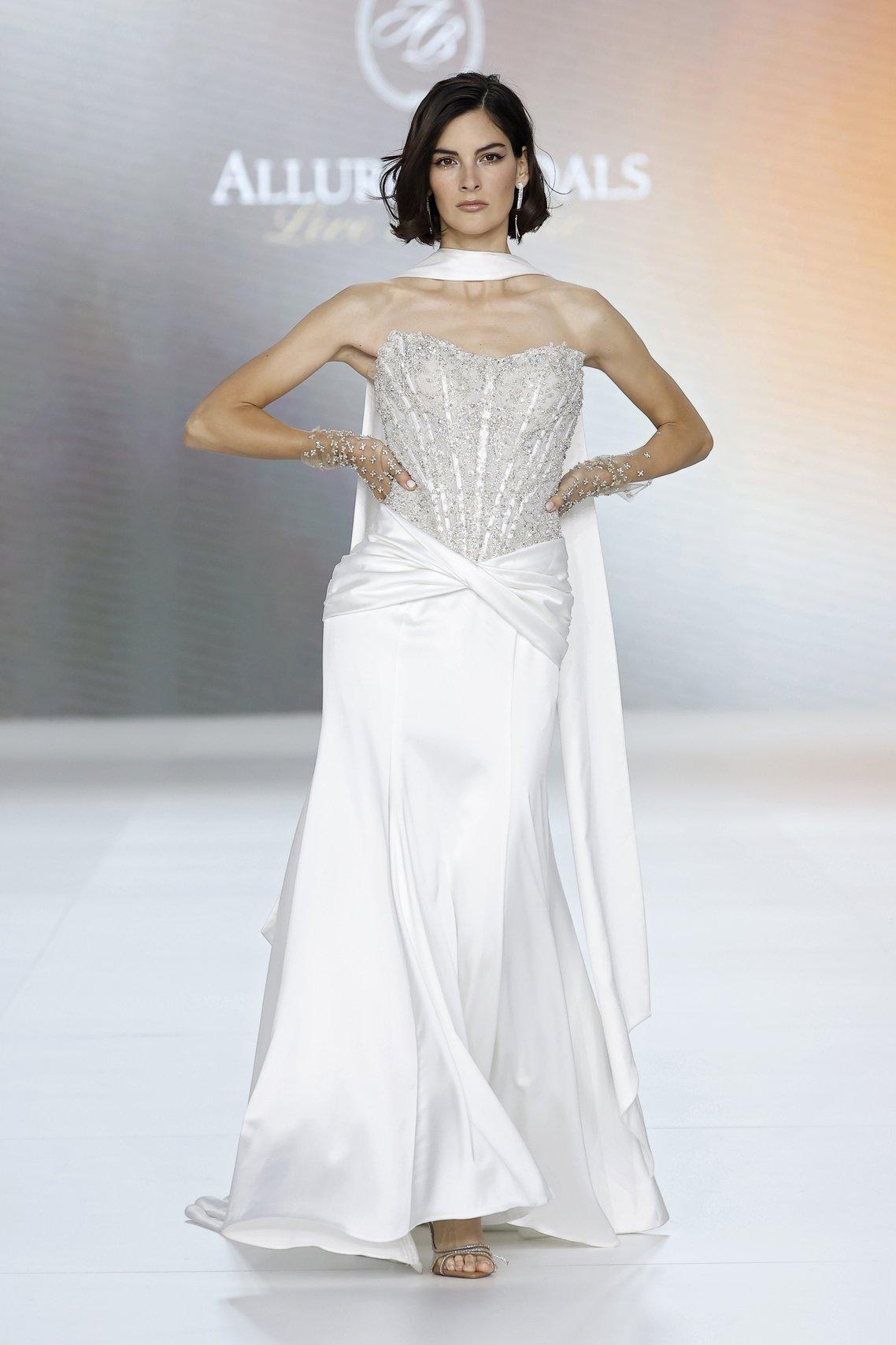 abito da sposa invernale a sirena con bustino pieno di brillantini e stola