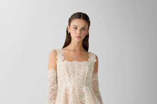 abito da sposa corto in pizzo, avorio con scollo quadrato