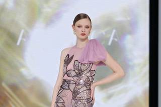 abito sposa matrimonio civile rosa con disegni decorati con paillettes