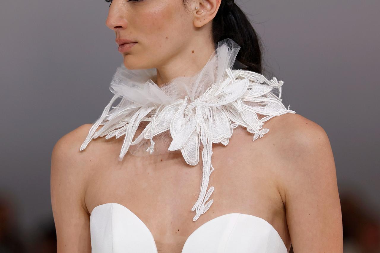 collo con diverse applicazioni e tulle- accessori per la sposa